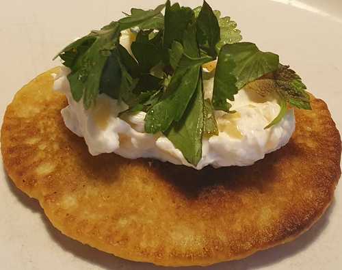Pancakes de pois chiches et yaourt à la mangue